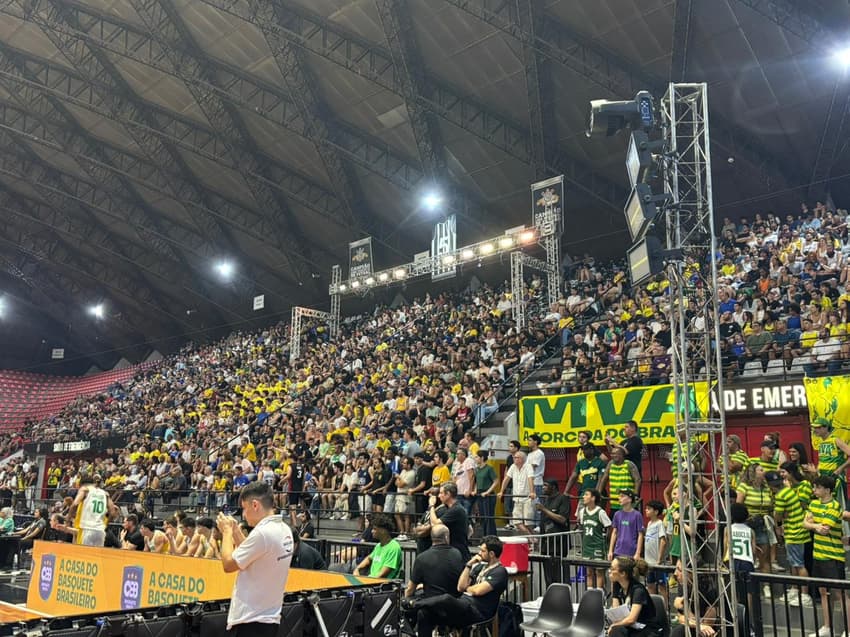 Torcida presente no ginásio Wlamir Marques, em São Paulo