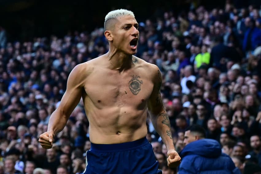 Richarlison marca nos acréscimos, mas Manchester United empata com Tottenham por 2 a 2 pela Premier League (Foto: Ben STANSALL / AFP)