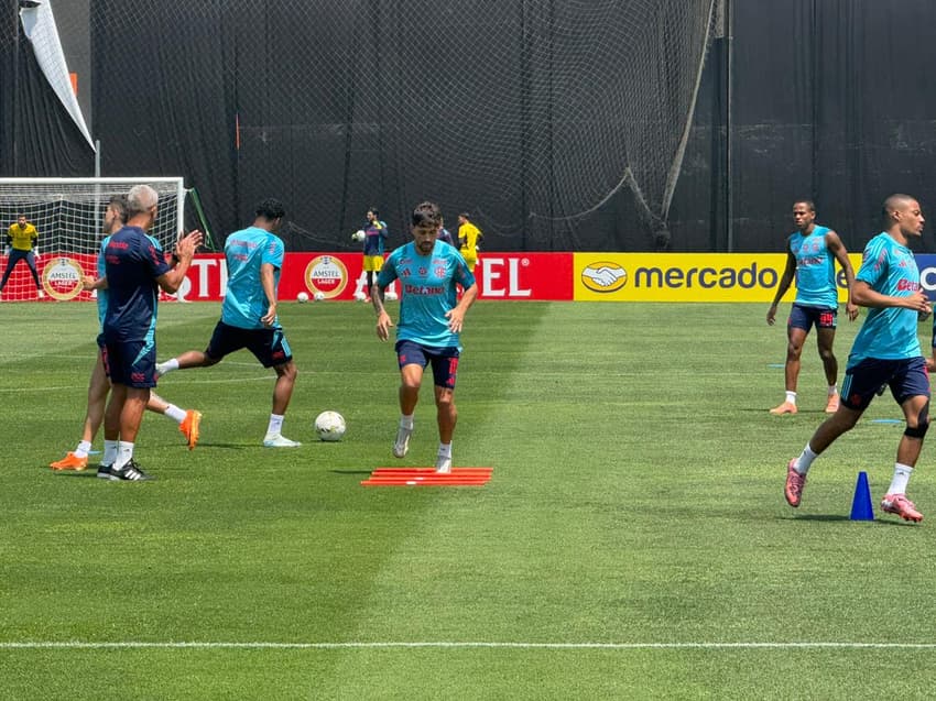 Jogadores do Flamengo em treino antes da final da Libertadores