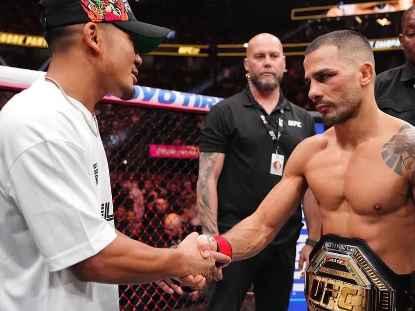 Joshua Van (esq) cumprimenta Pantoja (dir) no UFC (Foto: Reprodução/Instagram/Joshua Van)