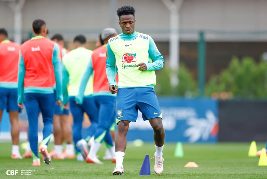 Vini Jr, atacante da Seleção Brasileira, durante treino em Londres