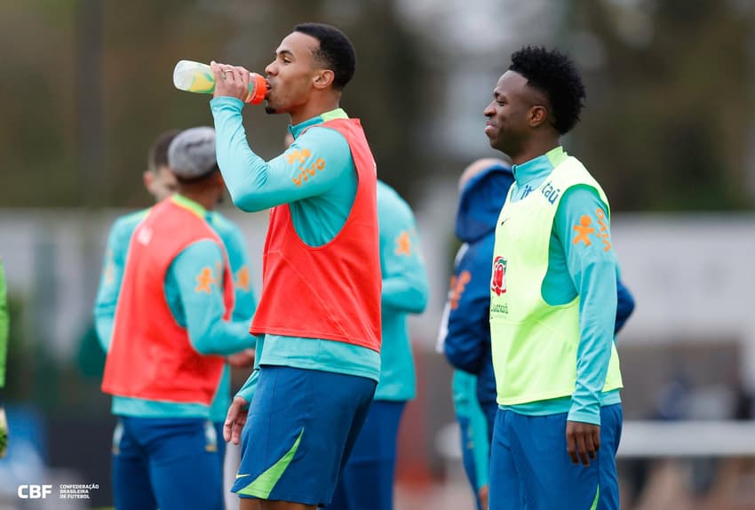 Vini Jr, atacante da Seleção Brasileira, durante treino em Londres