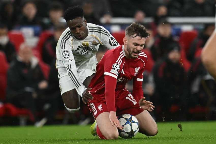 Vini Jr disputa bola com Conor Bradley em Liverpool x Real Madrid (Foto: Paul Ellis / AFP)