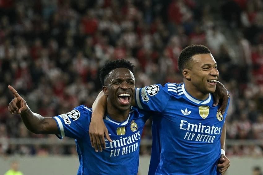 Vini Jr e Kylian Mbappé comemoram gol do Real Madrid na Champions League (Foto: Angelos Tzortzinis / AFP)