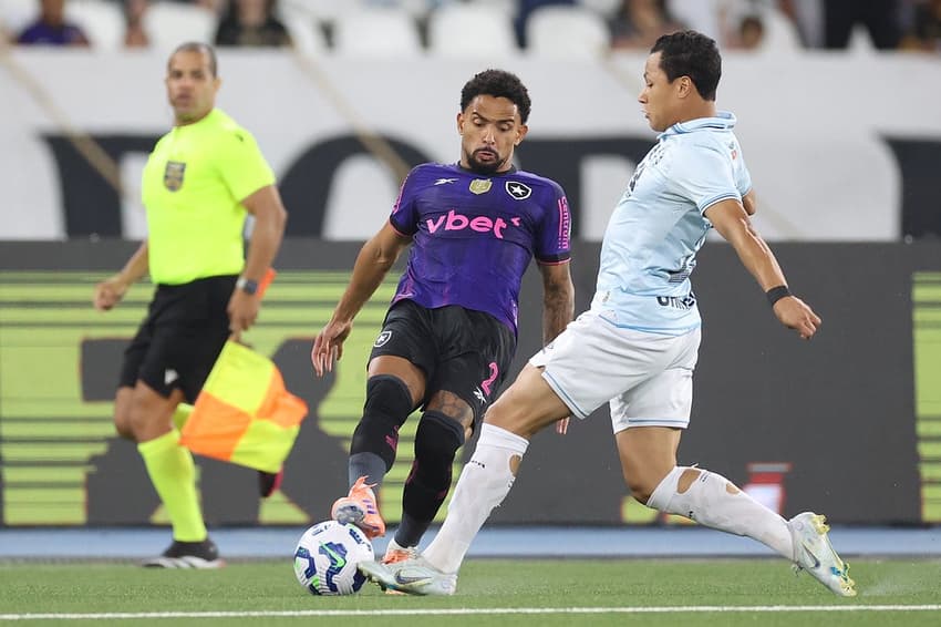 Vitinho e Marlon disputam a bola em Botafogo x Grêmio , em 2025 (Foto: Vitor Silva / Botafogo)