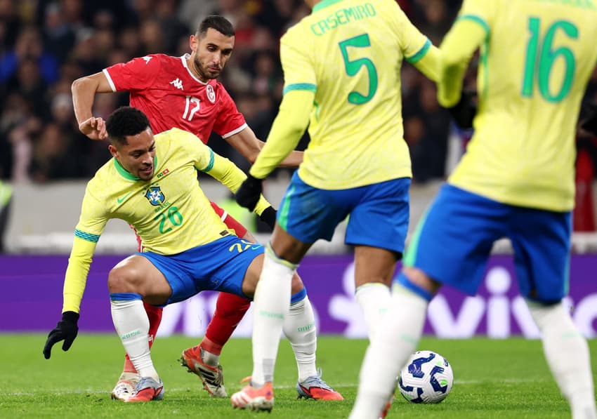 Vitor Roque entrou no segundo tempo de Brasil x Tunísia e sofreu pênalti