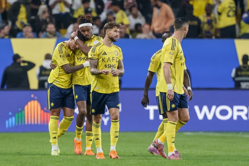 Jogadores do Al-Nassr comemoram gol do brasileiro Wesley em vitória no Campeonato Saudita (Foto: Fayez NURELDINE / AFP)