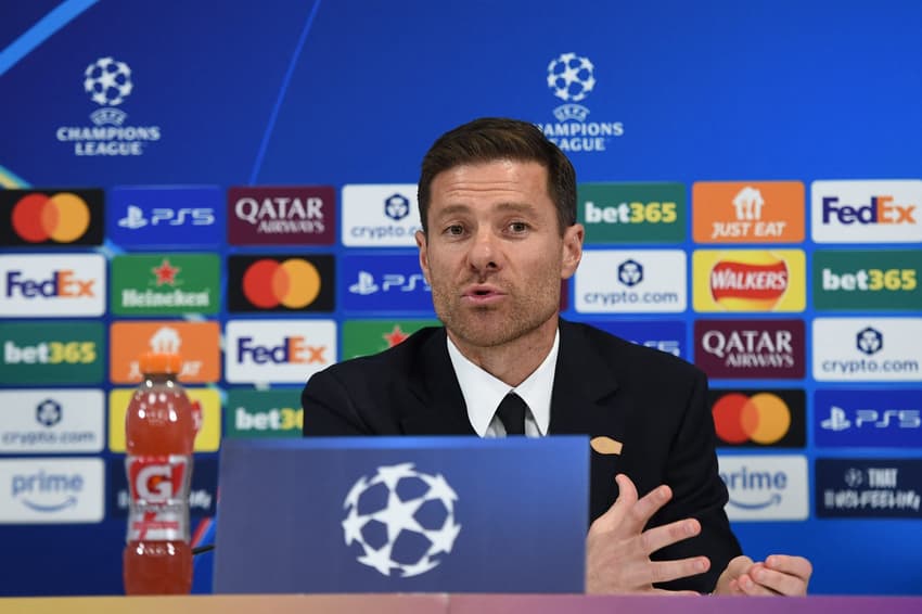 Xabi Alonso em coletiva de imprensa antes de Liverpool x Real Madrid pela Champions League (Foto: PETER POWELL / AFP)