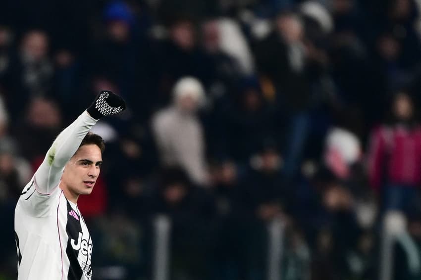 Resumão do Lance!: Kenan Yildiz, da Juventus, comemora o primeiro gol contra o Cagliari, no Allianz Stadium (Foto: Marco Bertorello/AFP)