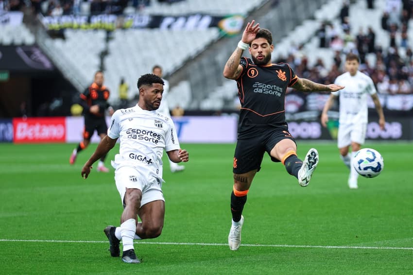 Yuri Alberto disputa bola na partida entre Corinthians e Ceará (Foto: Vitor Vidal/Agência F8/Gazeta Press)