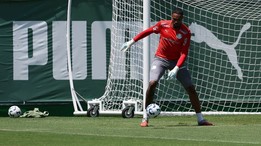 O goleiro Carlos Miguel, do Palmeiras, durante treinamento na Academia de Futebol (Foto: Cesar Greco/Palmeiras/by Canon)