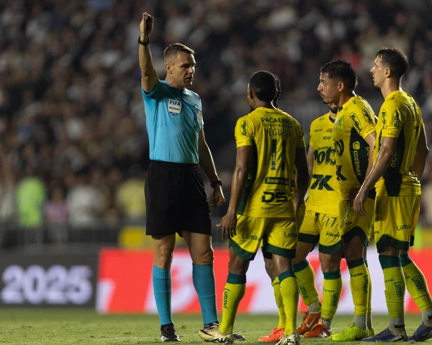 Jogadores do Mirassol reclamam com o árbitro na partida contra o Vasco (Foto: Matheus Sanches/MyPhoto Press/Gazeta Press)