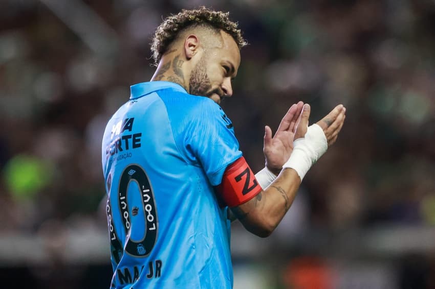 Neymar comemora gols marcados contra o Juventude no Brasileirão (Foto: Luiz Erbes/AGIF)