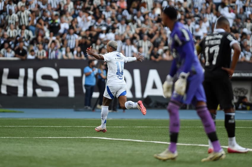 Matheus Pereira celebrando gol do Cruzeiro contra o Botafogo (Foto: Alexandre Durão/Zimel Press/Gazeta Press)