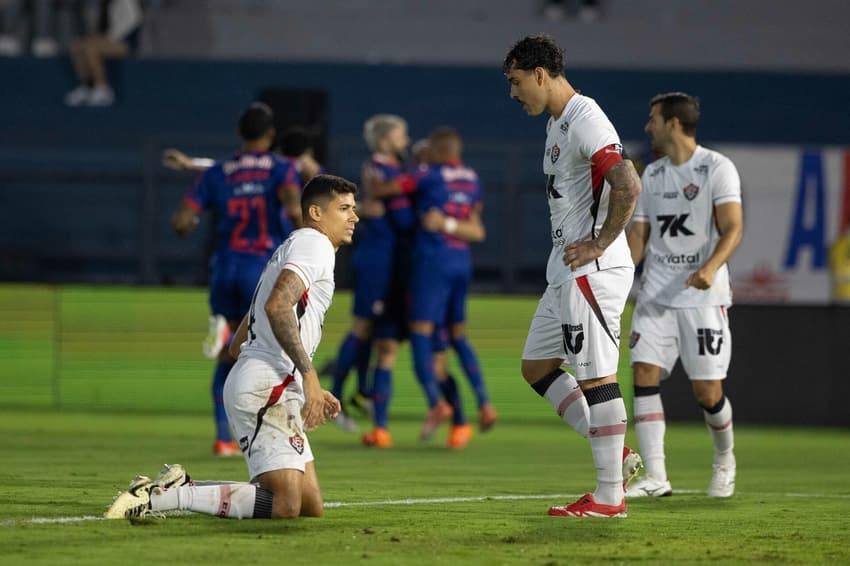 Jogadores do Vitória lamentam gol sofrido para o Bragantino (Foto: Joisel Amaral/AGIF