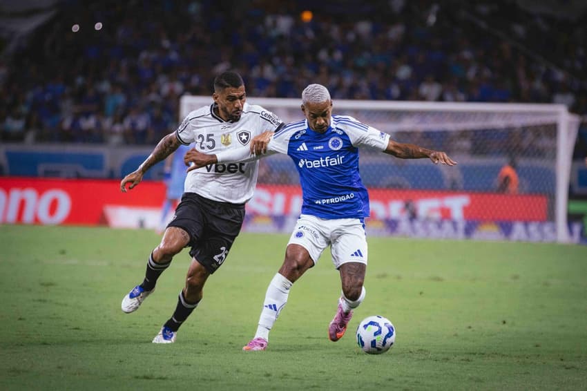 Jogadores de Cruzeiro e Botafogo em ação pelo Brasileirão (Foto: Clayton Carvalho Fernandes/Pera Photo Press/Gazeta Press)
