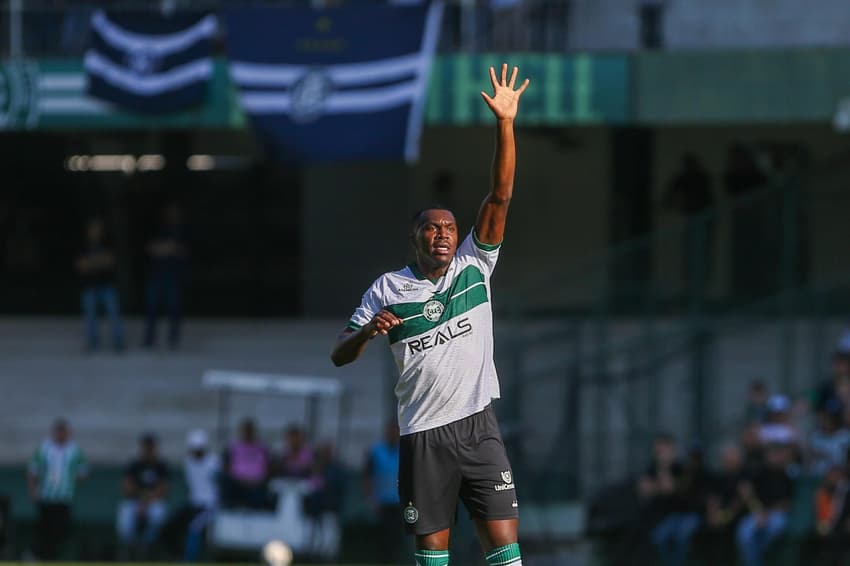 Jacy, zagueiro campeão da Série B pelo Coritiba que desperta interesse do Bahia (Foto: GERALDO BUBNIAK/Gazeta Press)