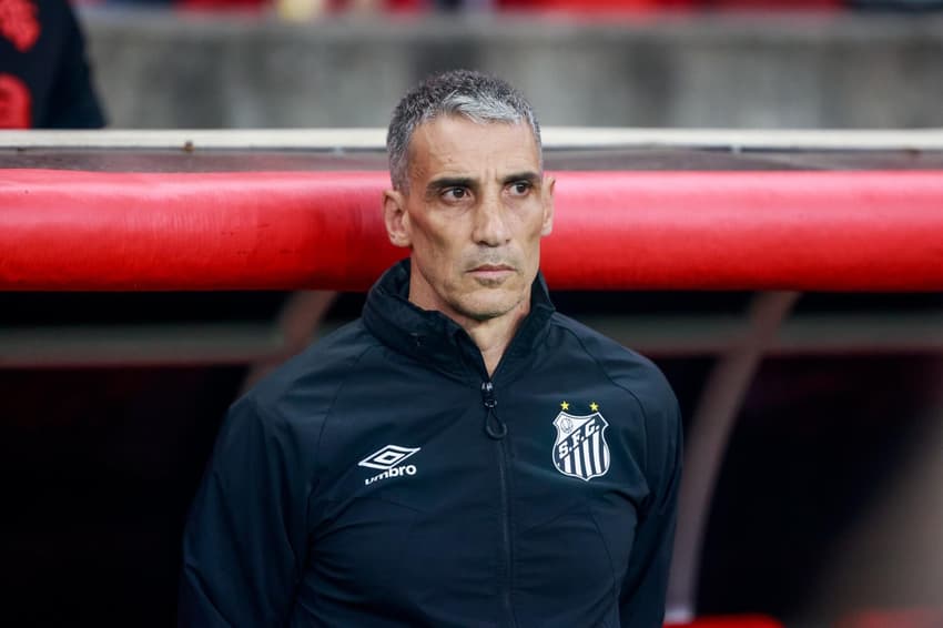 Vojvoda tem 17 jogos e 5 vitórias no comando do Santos. (Foto:  Luiz Erbes/Agif/Gazeta Press)