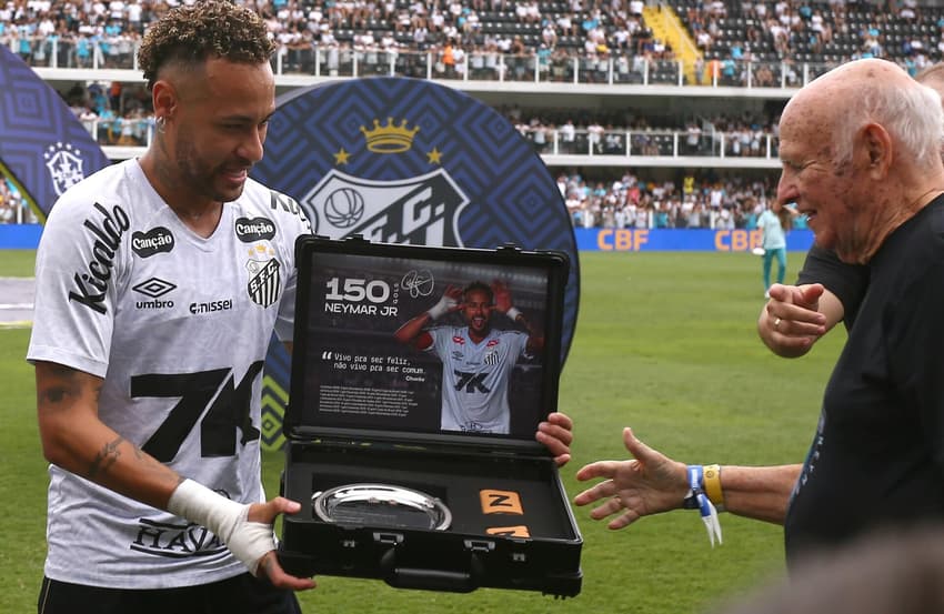 Neymar recebe homenagem por ter marcado 150 gols pelo Santos. (Foto: Mauricio de Souza/ Agif/Gazeta Press)