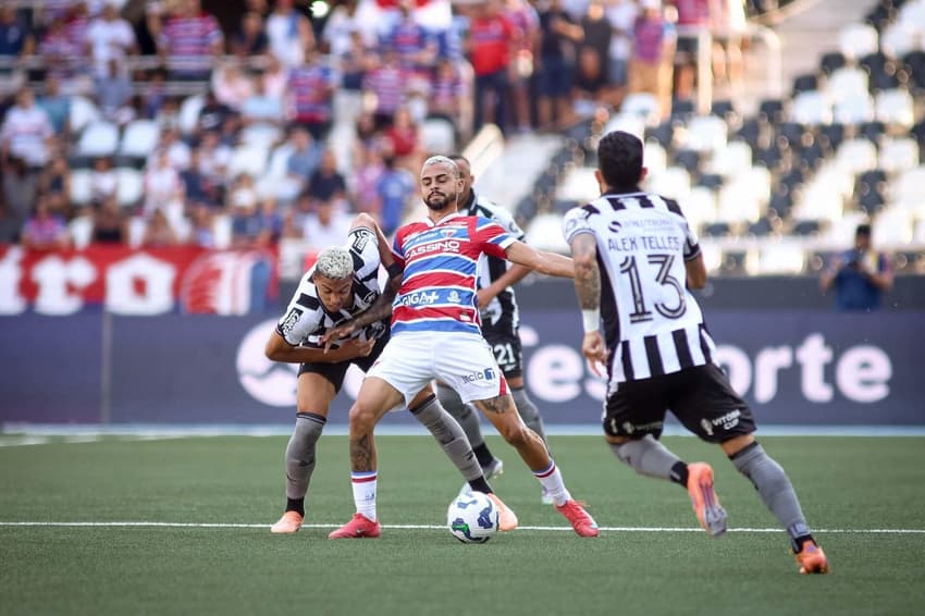 Jogadores de Botafogo e Fortaleza em ação no Brasileirão(Foto: Thiego Mattos/Pera Photo Press/Gazeta Press)
