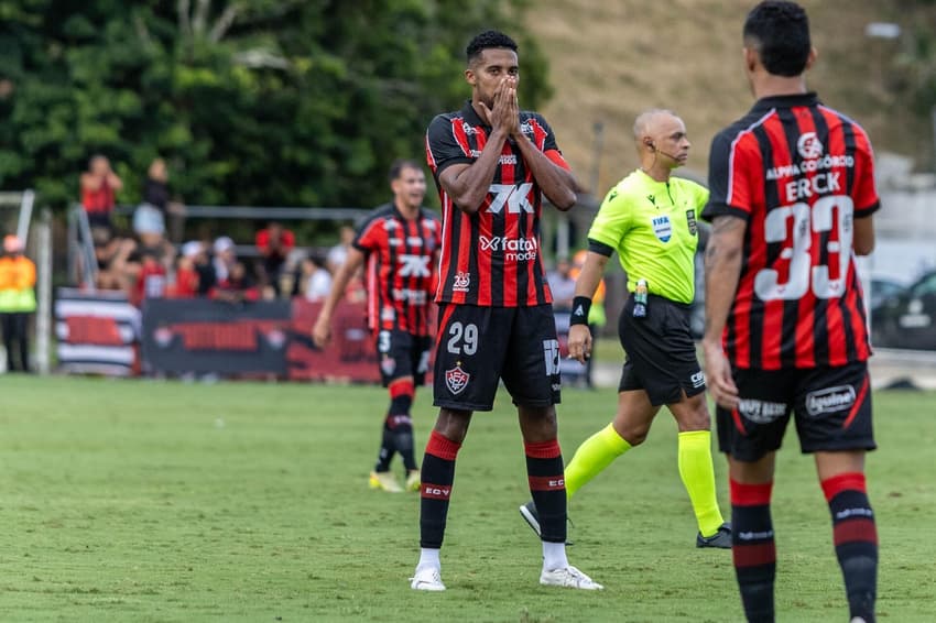 Willian Oliveira lamenta chance perdida pelo Vitória (Foto: Junior Damasceno/MyPhoto Press/Gazeta Press)