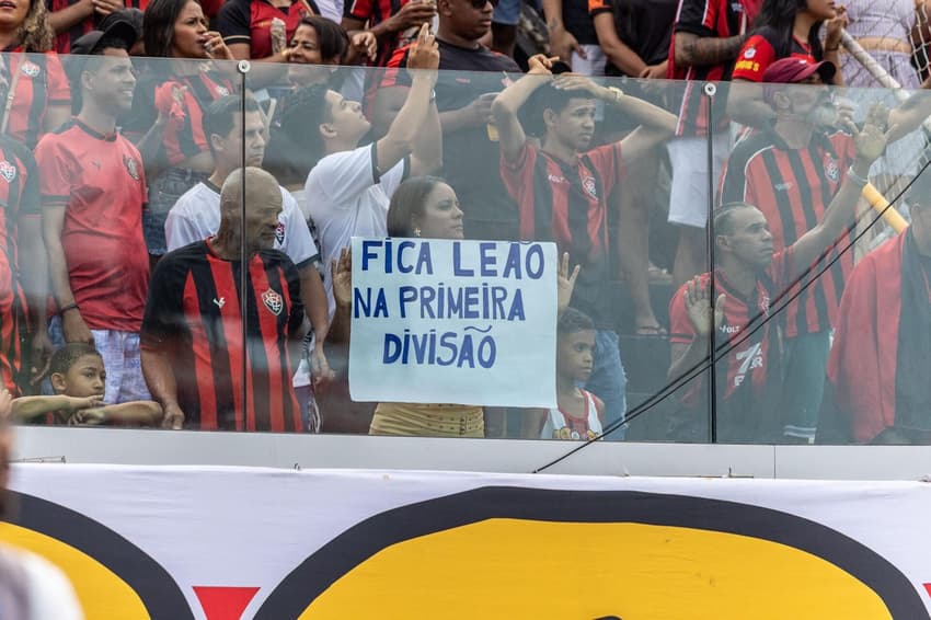 Torcedora do Vitória implora pela permanência na elite (Foto: Junior Damasceno/MyPhoto Press/Gazeta Press))