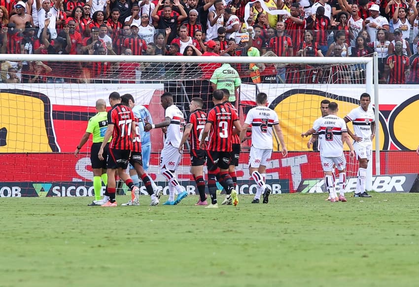 Vitória x São Paulo em jogo no Barradão (Foto: Márcio José/AGIF/GazetaPress)
