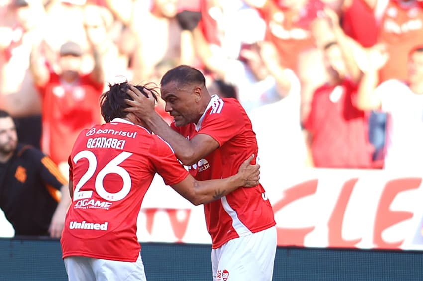 Bernabei e Gabriel Mercado do Internacional