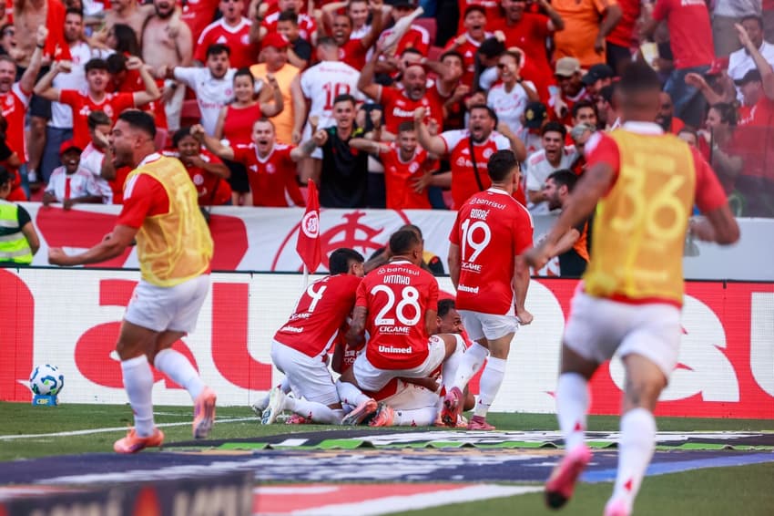 Mercado jogador do Internacional comemora seu gol com jogadores do seu time durante partida contra o Bragantino no estadio Beira-Rio pelo campeonato Brasileiro A 2025 (Foto: Luiz Erbes/AGIF/Gazeta Press)