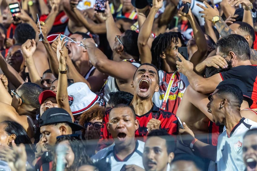 Torcida do Vitória comemora permanência na Série A (Foto: Junior Damasceno/MyPhoto Press/Gazeta Press)