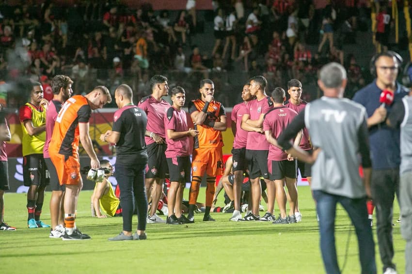 Jogadores do Vitória incrédulos depois da derrota para o Bahia na final do Campeonato Baiano (Foto: Junior Damasceno/MyPhoto Press/Gazeta Press)