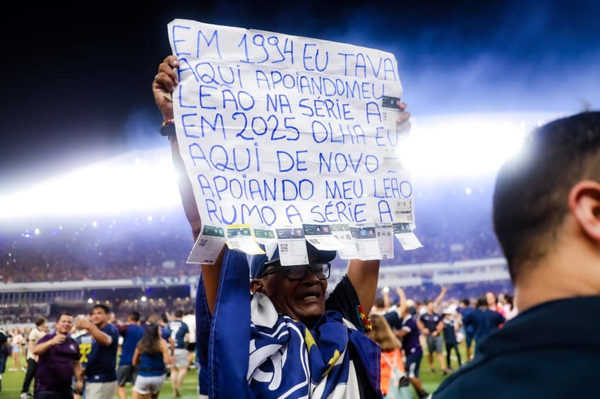 Torcedor do Remo exibe toda a sua fé depois do acesso no Mangueirão (Foto: Fernando Torres/AGIF/GazetaPress)