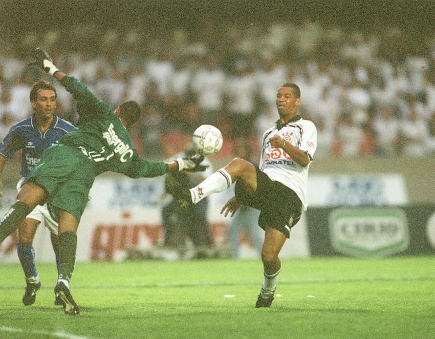 Dinei concedeu entrevista exclusiva ao Lance!