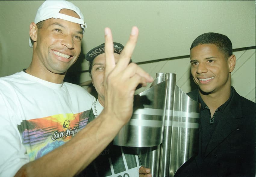 Dinei comemora título