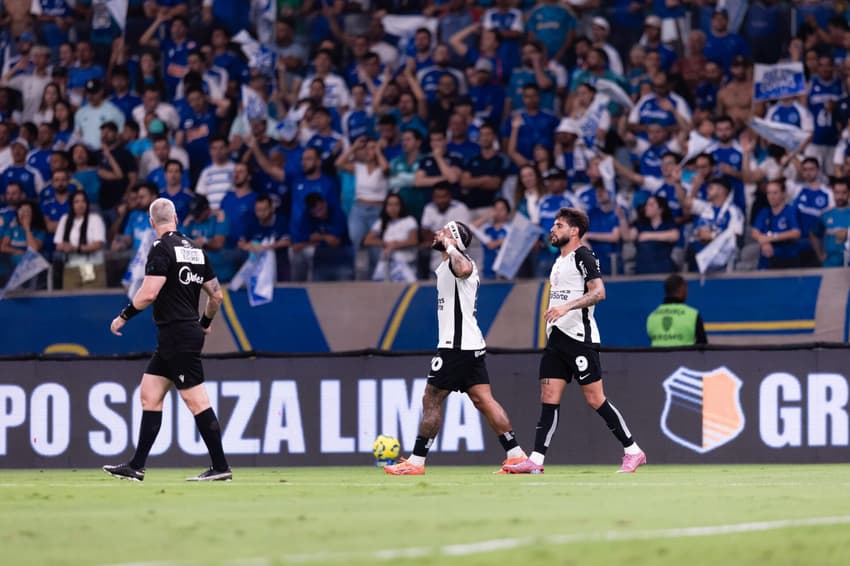 Corinthians venceu o Cruzeiro com gol do Memphis