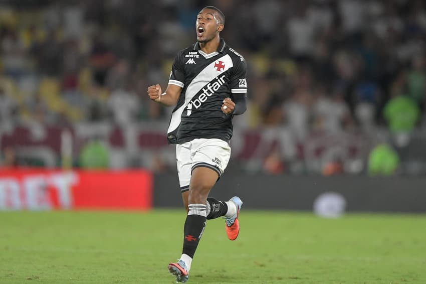 Rayan comemora gol de empate do Vasco contra o Fluminense (Foto: Thiago Ribeiro/Agif/Gazeta Press)