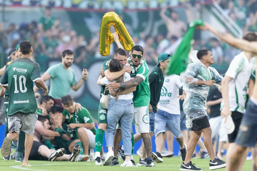 Jogadores e torcida da Chape comemoram acesso à Série A (Foto: Liamara Polli/AGIF/GazetaPress)