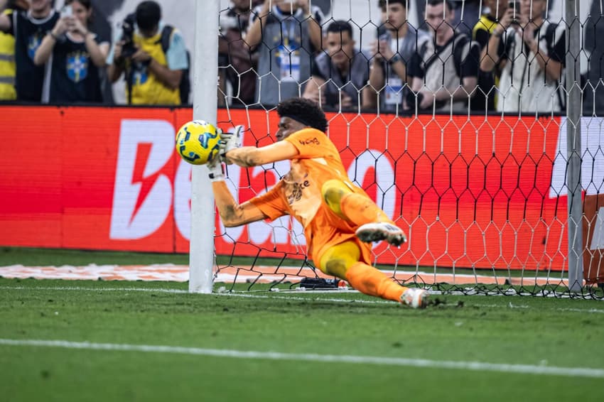 Hugo Souza defendeu a cobrança de Gabigol (Foto: Jhony Inacio/Agencia Enquadrar/Gazeta Press)