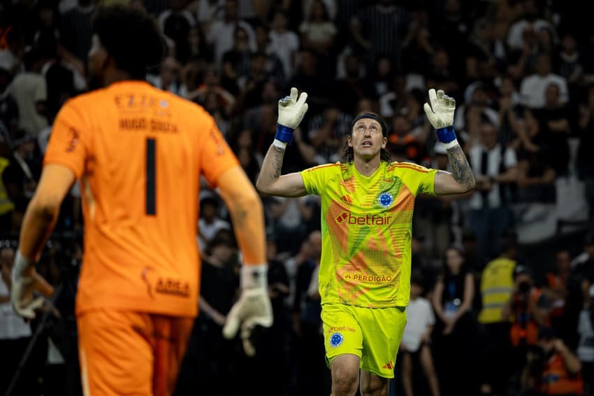 Cássio exaltou Hugo Souza (Foto: Léo Barrilari/GazetaPress)