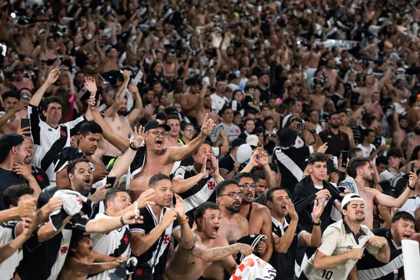 Torcida do Vasco faz a festa após a classificação contra o Fluminense (Foto: Delmiro Junior/Photo Premium/Gazeta Press)