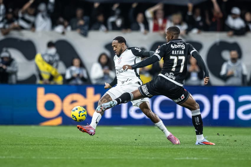Rayan disputa bola com José Martínez em Corinthians x Vasco (Foto: JHONY INACIO/Agencia Enquadrar/Gazeta Press)