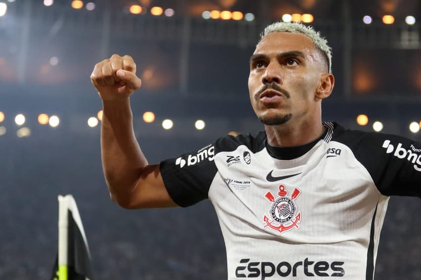 Matheuzinho comemorou o título da Copa do Brasil (Foto: Theo Daolio/Mochila Press/Gazeta Press)