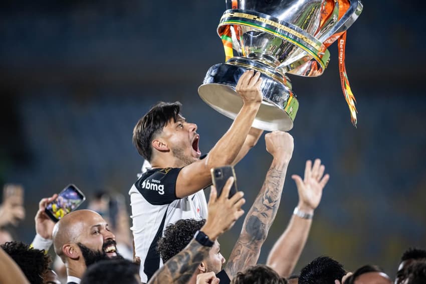 Romero levantou a taça da Copa do Brasil (Foto: Jhony Inacio/Agência Enquadrar/Gazeta Press)