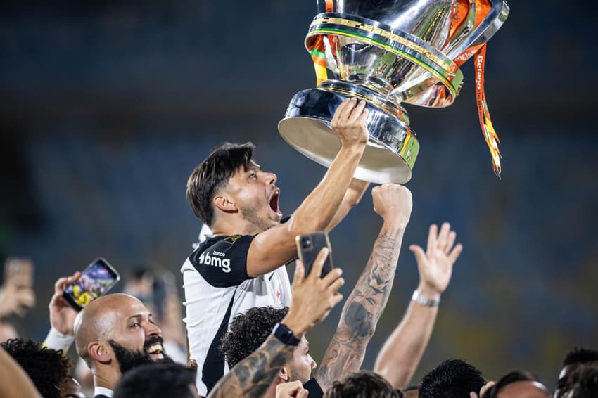 Romero levantou a taça da Copa do Brasil (Foto: Jhony Inacio/Agência Enquadrar/Gazeta Press)