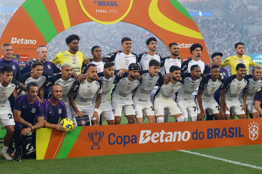 Time do Corinthians perfilado antes da final da Copa do Brasil (Foto: Theo Daolio/MOCHILA PRESS)