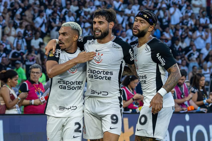 Matheuzinho, Yuri Alberto e Memphis (Foto: Léo Barrilari/GazetaPress)