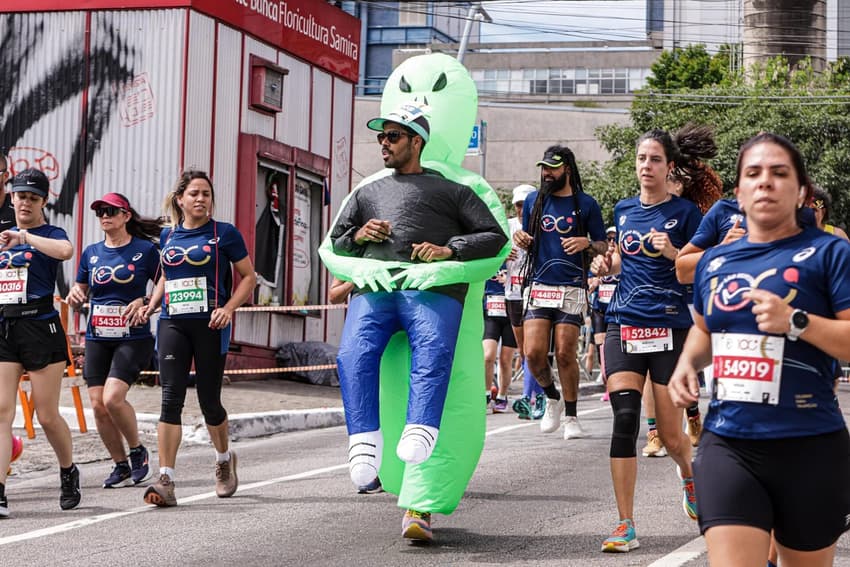 Competidor fantasiado corre na São Silvestre (Foto: Joca Duarte/Mochila Press/Gazeta Press) 