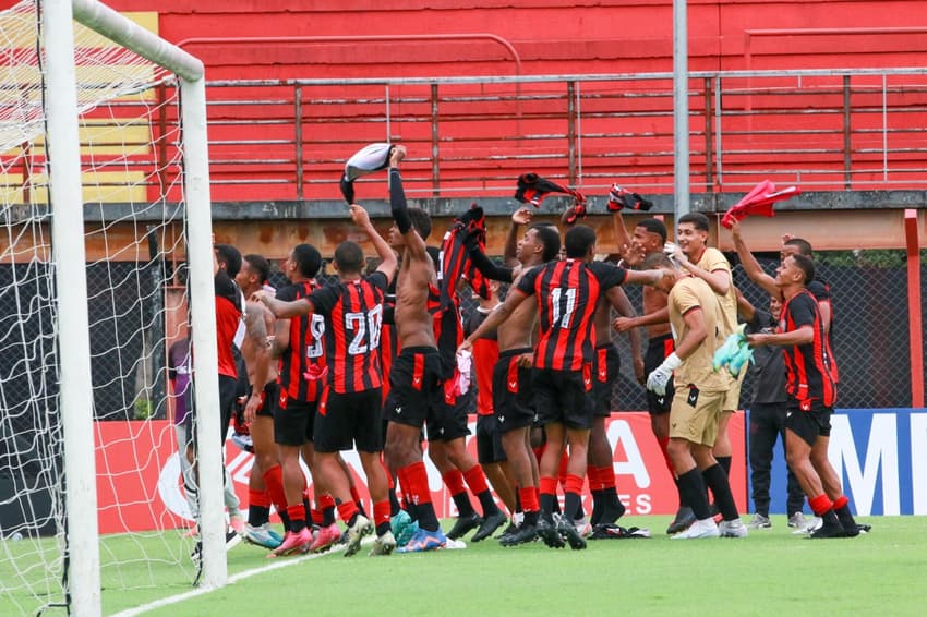 Jogadores do Vitória comemoram triunfo sobre o Vasco na Copinha 2024 (Foto: Saulo Dias/MOCHILA PRESS)