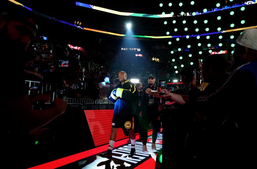 Anderson Silva durante entrada (Divulgação/Netflix/MVP)