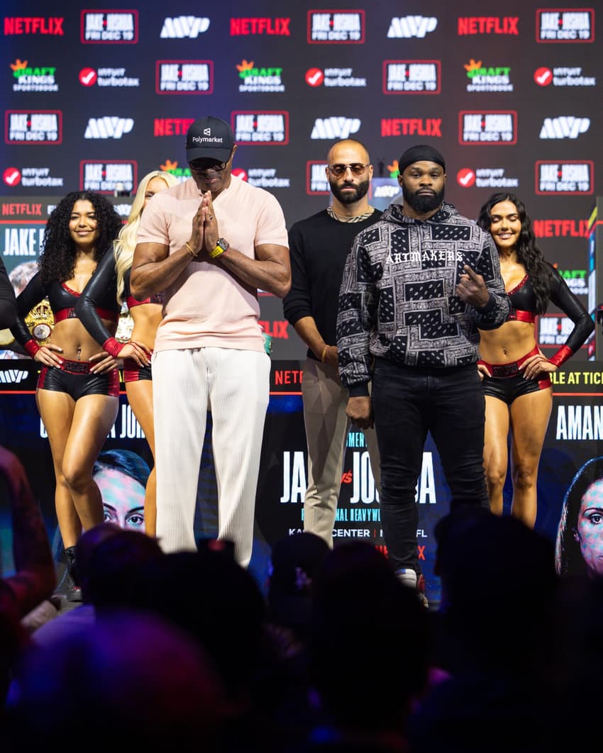 Anderson Silva pega Tyron Woodley (Divulgação/Netflix)